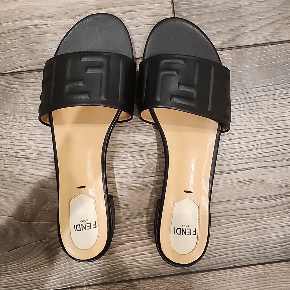 The sticker i took it from under the sandals  shows like that i didn’t use it